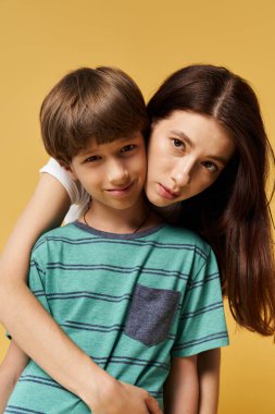 Genç bir anne oğlunu sevgi ve sıcaklıkla dolu neşeli bir stüdyo ortamında kucaklıyor..