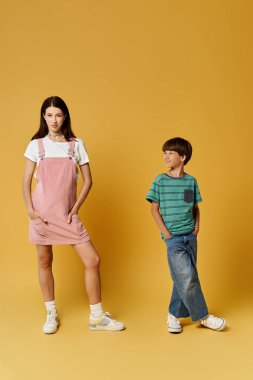 Gündelik bir günde genç bir anne ve oğlu canlı bir stüdyo ortamında gülümsüyor..