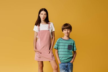 Genç bir anne ve oğlu neşeli bir stüdyo ortamında neşeli bir anı paylaşıyorlar..