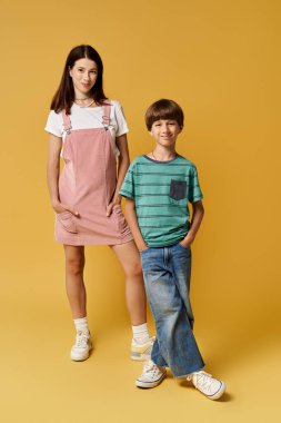 Modern kıyafetlerle ışıldayan bir anne ve oğlunun sıradan bir portresi..