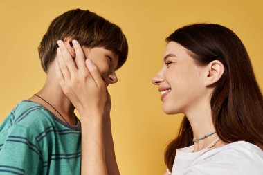 Bir anne oğluyla neşeyle meşgul olur, canlı bir stüdyoda sevgi dolu bir anı yakalar..