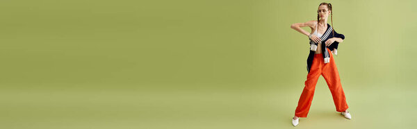 Молодая женщина позирует, раскрывая свою внутреннюю борьбу с анорексией через свое выражение лица.