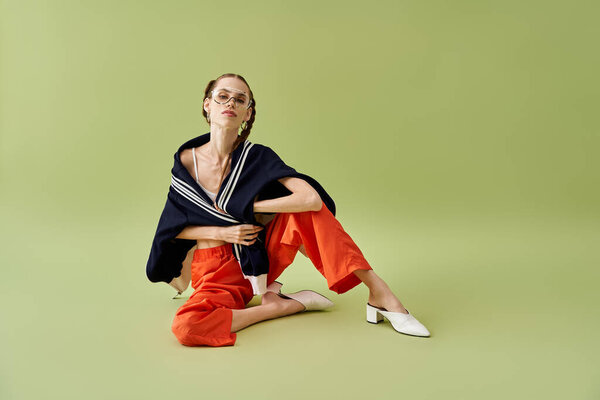 Молодая женщина элегантно сидит на полу, олицетворяя силу посреди борьбы с анорексией..