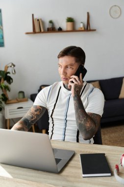 Yakışıklı genç adam şık bir çalışma alanında otururken bir telefon görüşmesi yapmış..