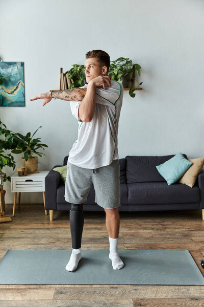 Молодой красивый мужчина протягивает руку, стоя на коврике в своей уютной гостиной.