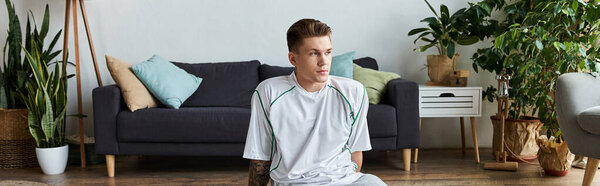 Молодой человек отдыхает в уютном растении, наполненном домом.