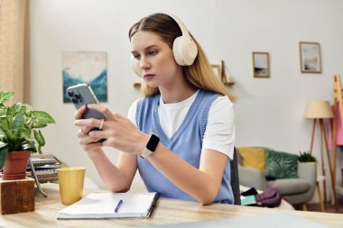 Genç kız evde vakit geçirmeyi seviyor. Odasında dinlenirken akıllı telefonuyla meşgul oluyor..