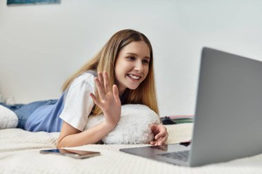 Gülümseyen genç arkadaşlarıyla internetten iletişim kuruyor, şık odasından kaliteli zaman geçiriyor..