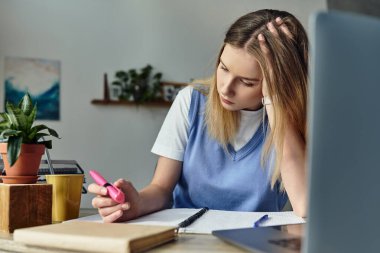 Huzurlu bir ortama dalmış genç bir kız derslerine devam ediyor..