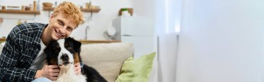 Gösterişli bir dairede, genç bir kızıl saçlı sevimli Avustralyalı çoban köpeğine sarılıyor, mutlu anların tadını çıkarıyor, afiş