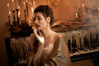 Yanıp sönen mumlarla dolu loş bir odada genç bir kadın kıpkırmızı sırlarının tadını çıkarıyor..