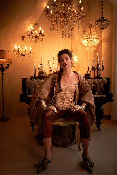 Красивая молодая женщина излучает очарование в элегантной мистической фантазии вампира.