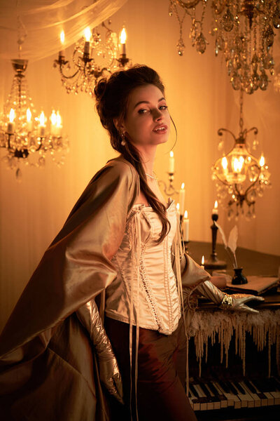 Элегантно одетая молодая женщина в роскошной комнате воплощает мистического вампира.