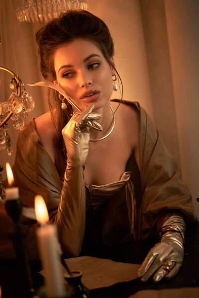 Красивый вампир сидит изящно, обдумывая секреты, в то время как свечи мерцают вокруг нее.