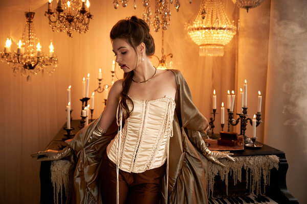 Молодая женщина в винтажном корсете изящно стоит у рояля, излучающего шарм..
