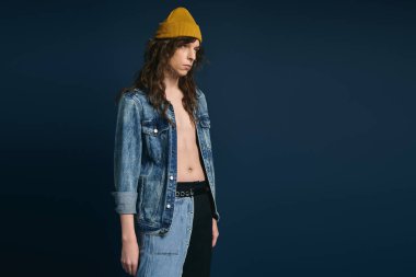 Şık bir genç adam, kendine güvenen bir modaya uygun giyinmiş cesur bir arkaplan ve coşkulu bir karizmaya karşı duruyor..