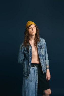 Modellik yaparken kendine güveni olan genç bir adam benzersiz stil öğelerine sahiptir..