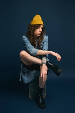 Yakışıklı genç bir adam şık giyiniyor, kendine güveni ve yeteneği var..