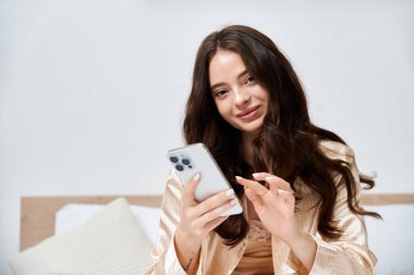 Parlak genç kadın akıllı telefonunu şık ve rahat bir şekilde kullanırken gülümsüyor..