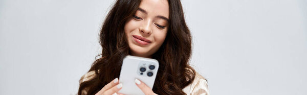 Красивая молодая женщина радостно взаимодействует со своим смартфоном, выражение, полное радости.