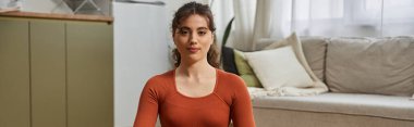 Rahatlama havayı dolduruyor. Güzel bir genç kadın evdeki huzurlu alanının tadını çıkarıyor..