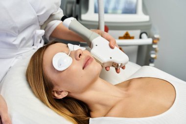 Yetenekli bir dermatolog, genç bir kadının tenini modern bir klinikte tedavi ederek güzelliğini arttırıyor..