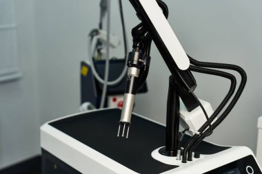 Dermatoloji prosedürlerinde kullanılan gelişmiş ekipmanlar cilt sağlığını gençleştirmeyi amaçlıyor.