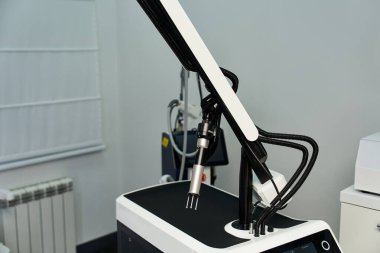 Cilt tedavisi işlemleri için son teknoloji bir dermatoloji makinesi içeren parlak bir klinik..