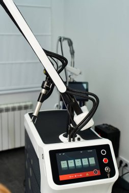 Son model bir dermatoloji cihazı, temiz bir klinikte uzman biri tarafından kullanılır..