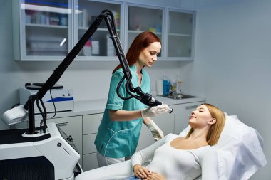 Bir dermatolog modern bir klinikte genç bir hastayı tedavi ediyor..