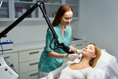 Genç bir kadın, modern bir klinikteki yetenekli bir pratisyenden dermatolojik tedavi görüyor..
