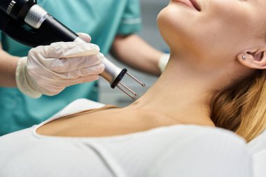 Genç bir birey cilt yenilenmesine odaklanmış özel bir dermatoloji prosedüründen geçer..