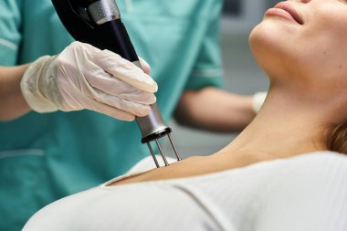 Yetenekli bir teknisyen hastaların ciltleri üzerinde gençleştirici bir prosedür uygular..