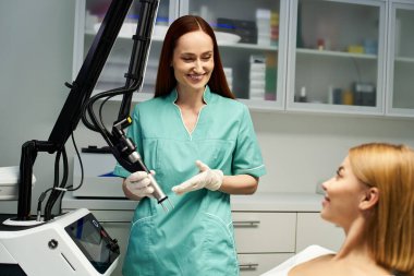 Yetenekli bir profesyonel, çağdaş bir klinikteki genç bir kadına dermatoloji tedavisini açıklar..