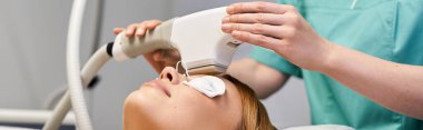 Yetenekli bir dermatolog, rahatça dinlenirken genç bir kadının yüzüne bir tedavi uygular..