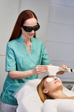 Yetenekli bir profesyonel, temiz ve parlak bir klinikte bir hastaya dermatoloji tedavisi uygular..