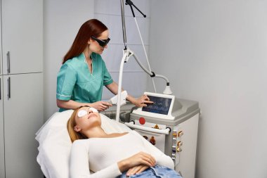 Yetenekli bir pratisyen, cildini parlak ve klinik bir ortamda tedavi etmek için teknolojiyi kullanır..