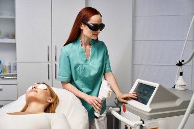 Becerikli bir dermatoloji uzmanı, müşteri rahatça dinlenirken cilt tedavisi uygular..