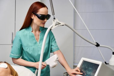 Yetenekli bir dermatolog modern bir klinikte bir hastaya güzellik prosedürü uyguluyor..