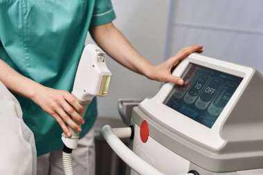 Yetenekli bir profesyonel cilt görünümünü ve dokusunu geliştirmek için bir dermatoloji prosedürü uygular..