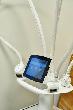 Dermatoloji kliniğinde cilt tedavisi için birden fazla kolu olan gelişmiş bir cihaz..