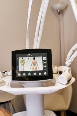 Gösterişli bir dermatoloji cihazı cilt tedavisine hazırdır. Gelişmiş bakım teknikleri sergiler..