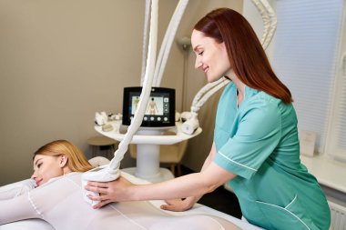 Becerikli bir dermatolog, bir müşterinin derisi üzerinde çalışır. Özel bir işlemle güzelliği geliştirir..