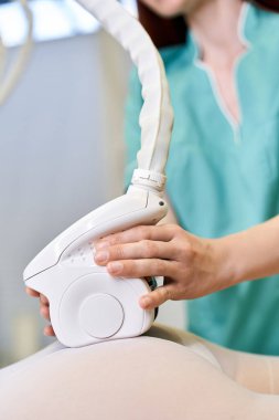 Yetenekli bir dermatolog, cilt sağlığını ve güzelliğini geliştirmek için bir hasta üzerinde işlem uygular..