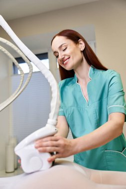 Becerikli bir dermatolog parlak bir klinikte cilt bakımı yapıyor..
