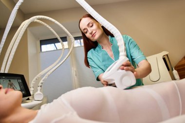Yetenekli bir dermatolog, sakin bir klinikte genç bir hastaya modern tedavi sunuyor..