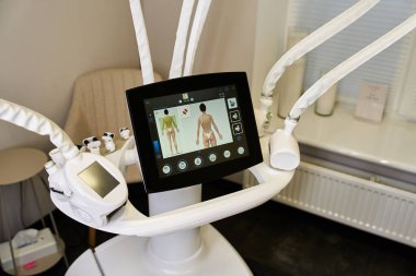 Gelişmiş dermatoloji ekipmanları huzurlu bir klinikte cilt tedavisi için hazırlanır..