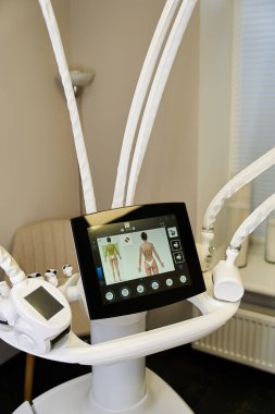 Gelişmiş dermatoloji araçları klinik bir ortamda son teknoloji cilt tedavileri sergiliyor.