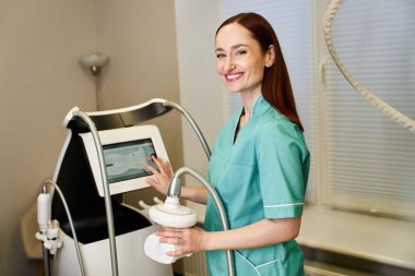 Uzun kızıl saçlı bir dermatolog şık bir klinikte cilt bakımını ustalıkla yapıyor..