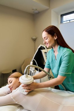 Yetenekli bir pratisyen, modern bir dermatoloji kliniğinde genç bir kadının tenini tedavi eder..